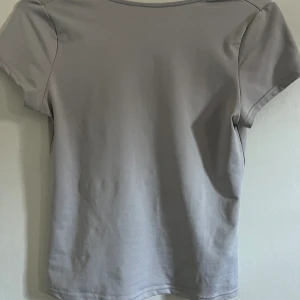 Weekday tröja  - Säljer denna fina t-shirt med djup rygg från Weekday då den inte kommer till användning.  Superskönt material och väldigt fint skick.  Storlek M & köpt för 230. Säljer för 150🩷