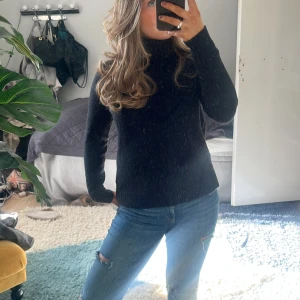 Snygg svart tunn stickad polo tröja  - Skitsnygg svart tunn stickad polo tröja från Whyred. Storlek xs men funkar på folk som har s okcså