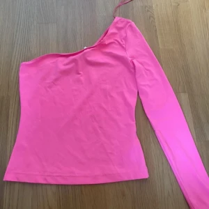 One shoulder   - Nyskick, one shoulder topp i neon. Weekday 100kr stl S