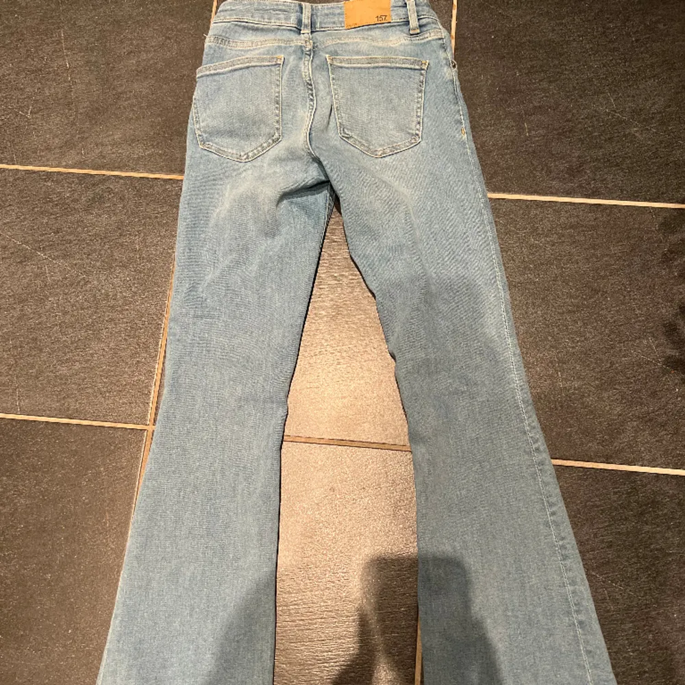 Säljer dessa Low waist jeansen från lager 157💕 i storlek XXs/short. Jeans & Byxor.