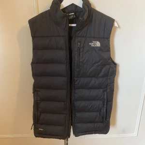 The north face väst  - Säljer min väst från The North Face då den blivit för liten för mig. Sparsamt använd så skick 8/10. Kan gå ner i pris vid snabb affär. Bara att skriva om för fler bilder eller om du har frågor.