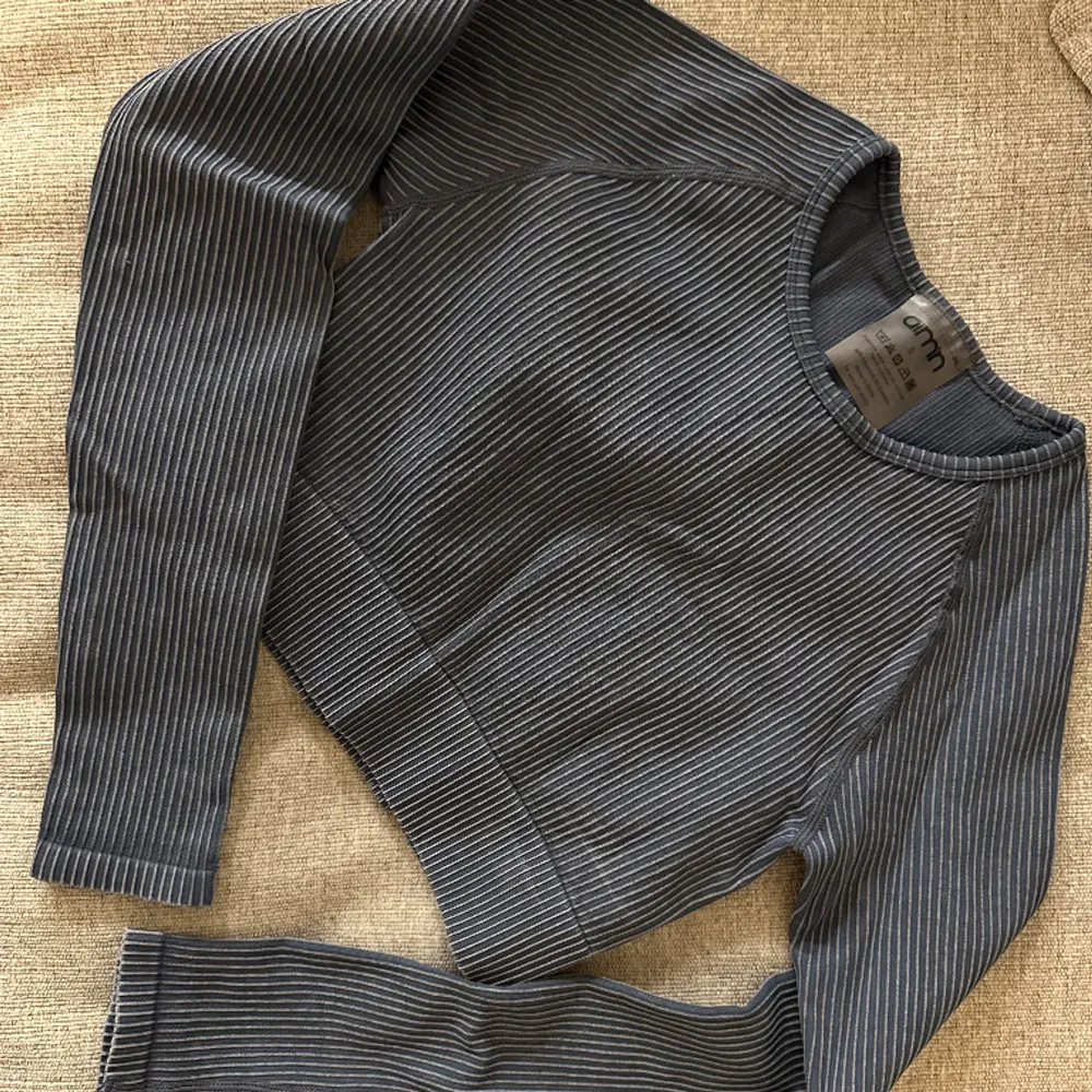 Croppad tröja från aimn i storlek S men passar även XS! Använd 1-2 ggr men är lite för liten så säljer därför, superfint skick! . Hoodies.