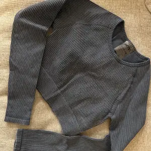 Croppad tröja från aimn i storlek S men passar även XS! Använd 1-2 ggr men är lite för liten så säljer därför, superfint skick! 