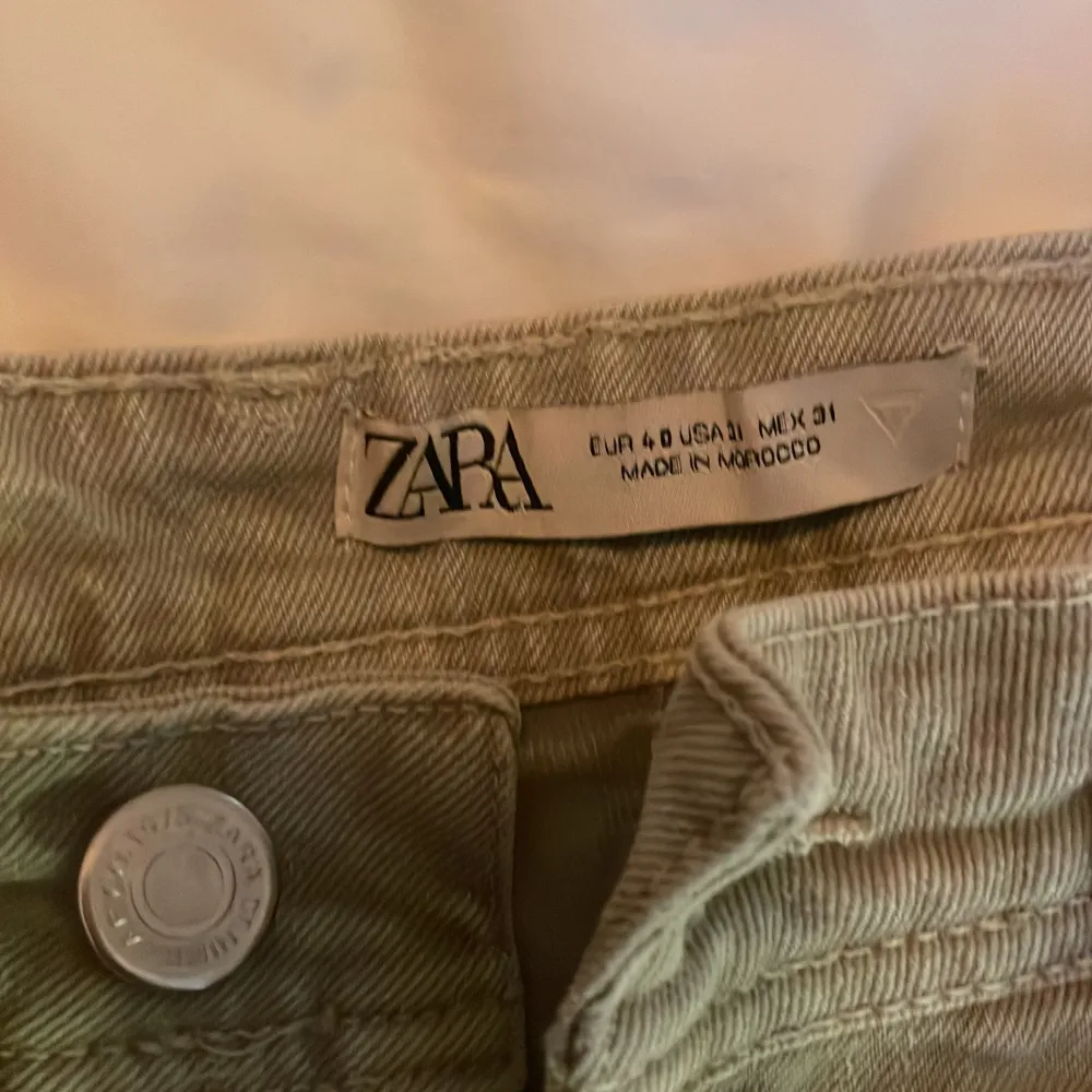 Jeansshorts från zara i storlek 40. Grön färg. Knappt använda och i bra skick. Shorts.