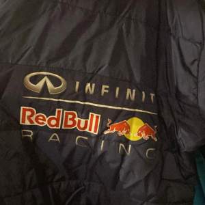 Red Bull Racing Jacka i fint skick. Tyvärr så är en bit av namnet borta på framsidan (bild 3)