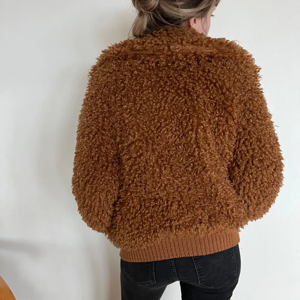Comfy furry jacket. 🧸It feels very soft at touch and the fit is normal. And puffy. 😊Suitable for autumn, winter, and spring.  Condition: like new, worn only a couple of times. Size: ( EUR S). The fitting could work with an M too. . Jackor.
