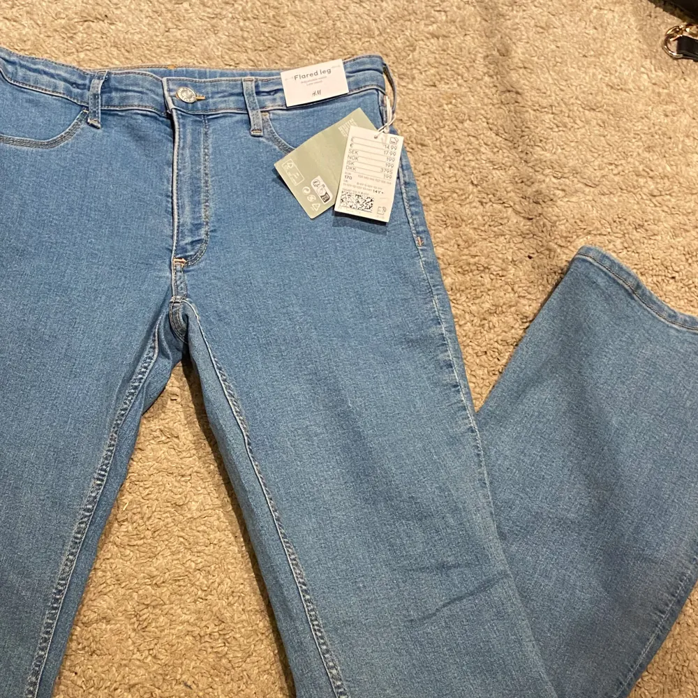 Lågmidjaee jeans storlek 170 som aldrig är använda då jag tyckte att de vart för korta på mig. Köpt för 200kr säljer för 100kr🫶. Jeans & Byxor.