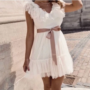 Studentklänning  - Fint skick, endast använd på utspringet. Skickar med både original bandet och det vita