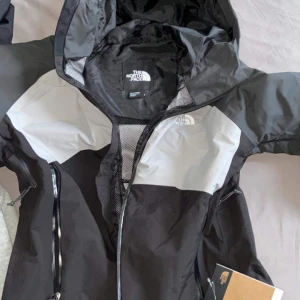 The North face vindjacka - Hej säljer min North face vindjacka storlek S men passar M mycket mer, säg gärna ett rimligt pris så tar vi det därifrån!