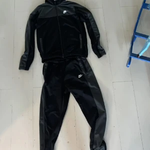 Nike Träningställ - Riktigt fint Nike ställ som är otroligt skön och passar hur bra som helst. Den är cirka 1 år gammal men har endast använt några gånger då ja inte gillade den.  Den är storlek M men passar även S. Är öppen för förslag, vid funderingar hör av er☺️👍