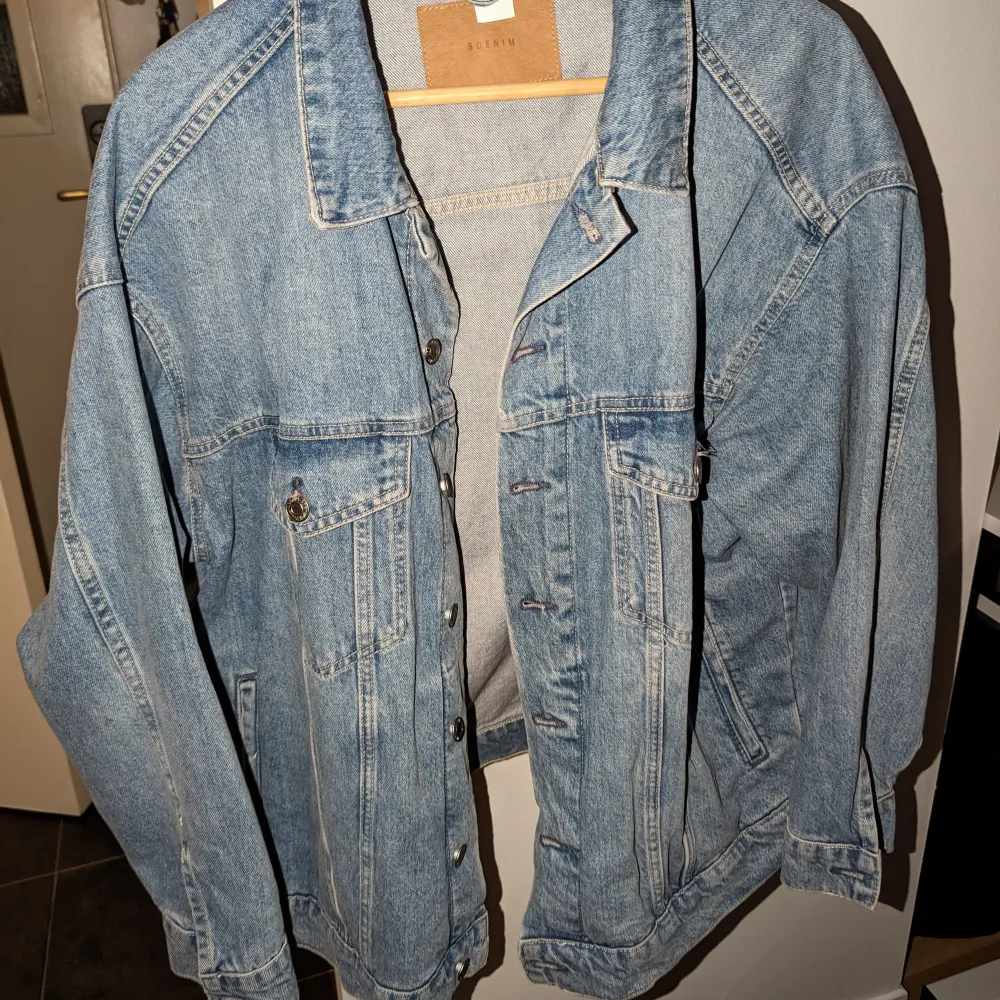 Jeans jacka i storlek L  Säljs då den ej används. Jackor.