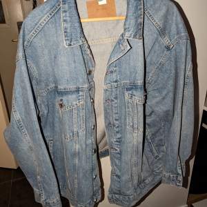 Jeans jacka i storlek L  Säljs då den ej används