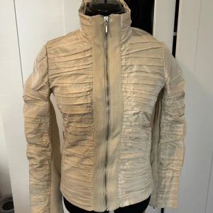 Dröm jackan - Sjukaste jackan jag fått tag på, köpt vintage i Tokyo. Märket heter P&T och är ett litet brand i Tokyo. Säljer då den tyvärr är för liten på mig😭😭Super rare att få tag i.