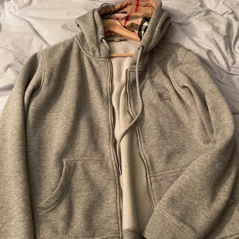 Burberry hoodie i stl M. Inga fläckar eller liknande, använts fåtal gånger. Hoodies.