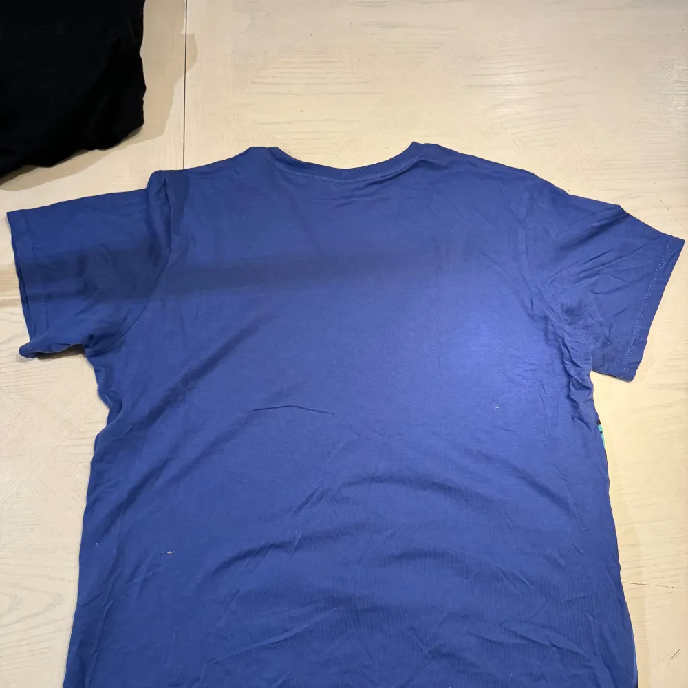 Säljer denna Billie eilish tshirt från H&M! Den är använd några fåtal gånger men är fortfarande i bra skick🖤 Frakten är på köparens bekostnad💙💙. T-shirts.