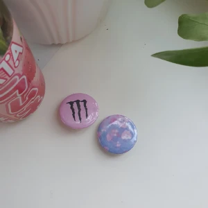 Pins - 5kr styck ☺️ Båda för 10 