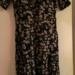 Klänning  - Kort klänning svart blommor 
