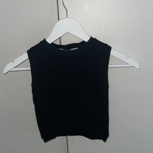 Svart topp - Fin svart topp från zara, bra skick och har inga defekter, kontakta om flera bilder önskas 🖤🩷 passar till allt