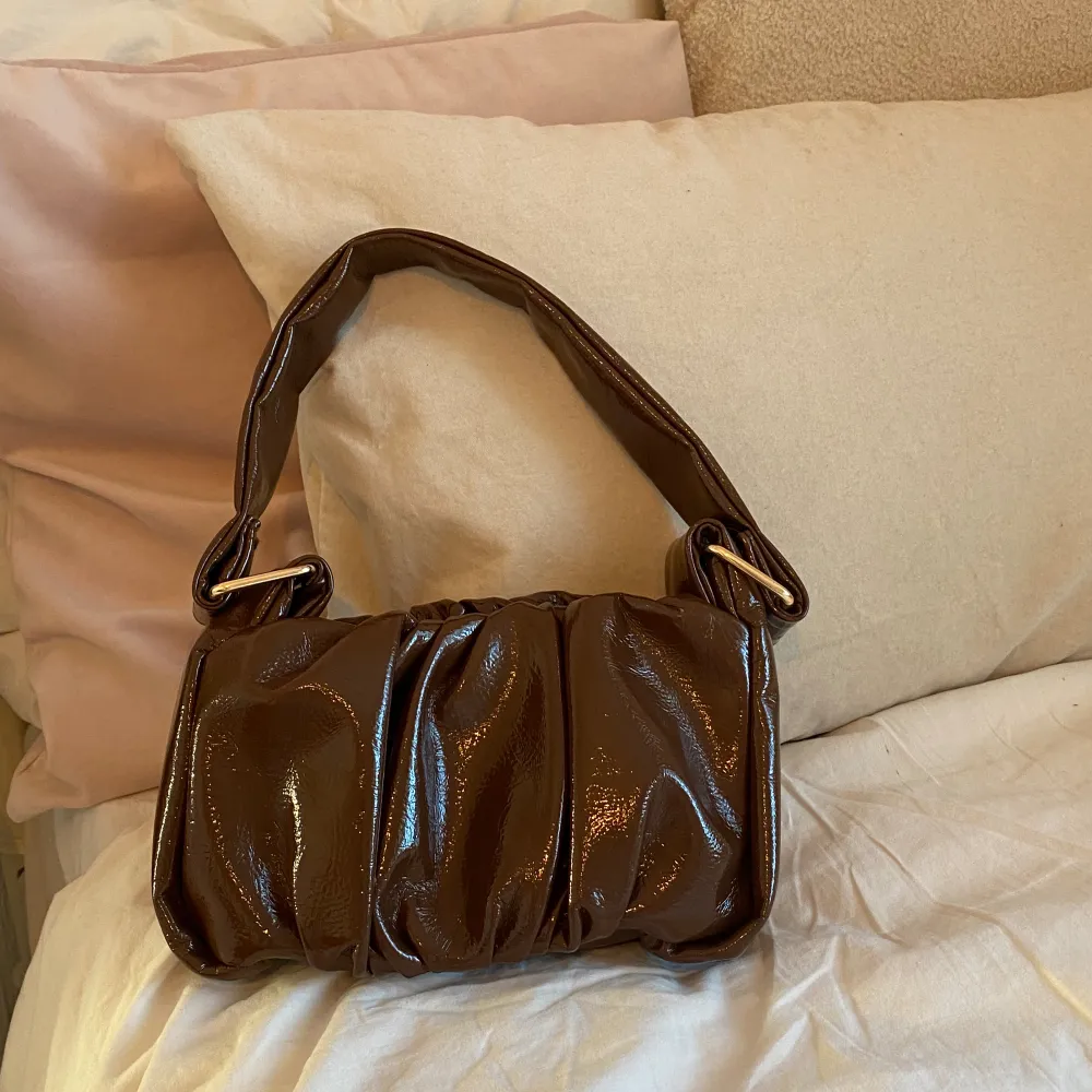Så snygg brun handväska med guld, köpt secondhand! Frakt står köparen för💗. Väskor.