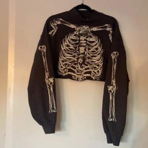 Cool sweatshirt från divided H&M med skelettprint. Ser ut som att den är avklippt, bra skick!!! 🙌😻💀