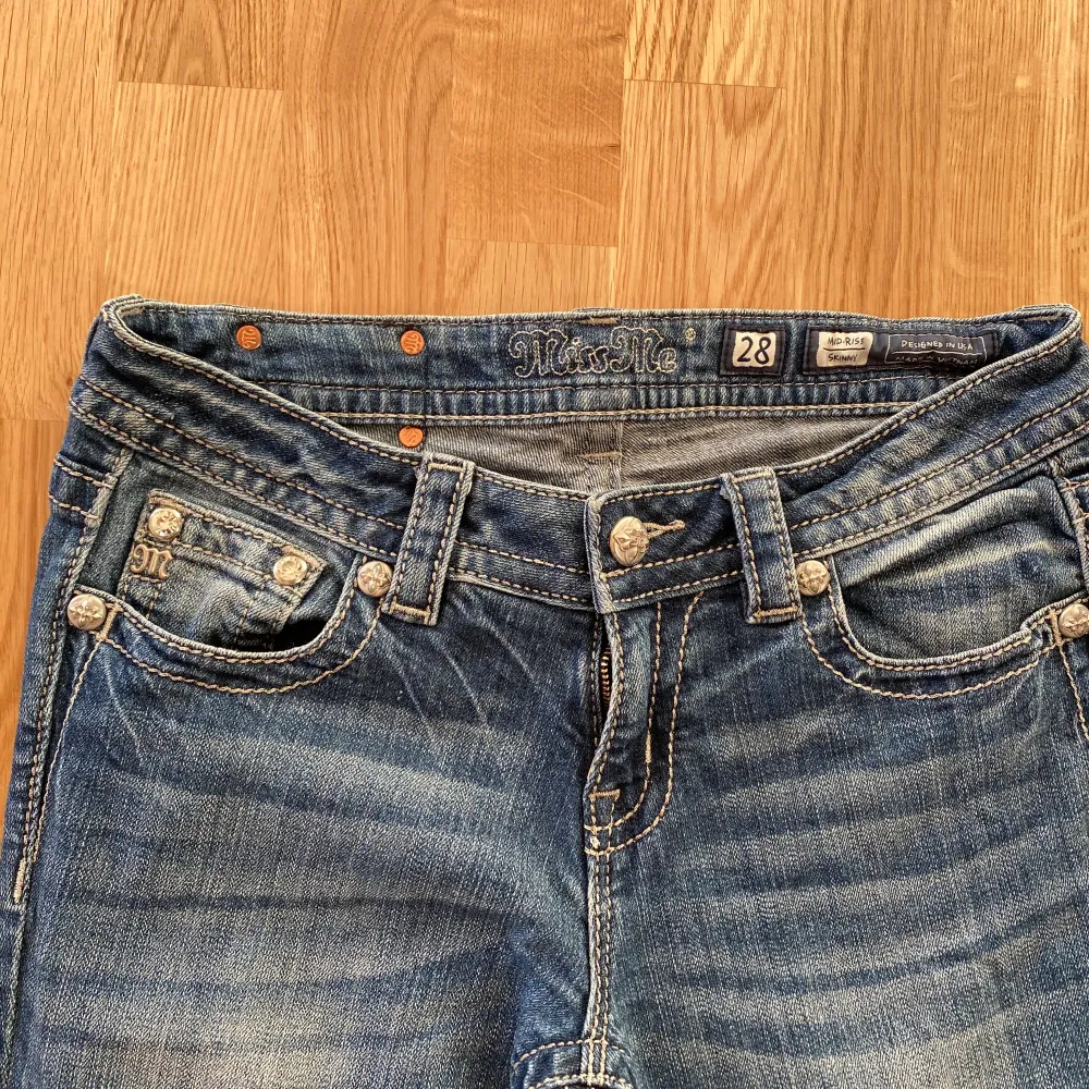 Säljer ett par super fina miss me jeans , i modell straight storlek 28, i en mellan blå färg ( färgen ser ut som på bild 1 ) . Köpt för cirka 2300 säljer för 1000 . Pris kan diskuteras . Inga slitningar , ser nya ut. Hör av er vid fler bilder 🙏. Jeans & Byxor.