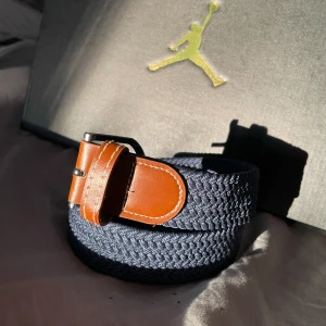 Navy blå flätat bälte - Riktigt stilig bälte som lägger till en fin touch på din outfit🤝🏻