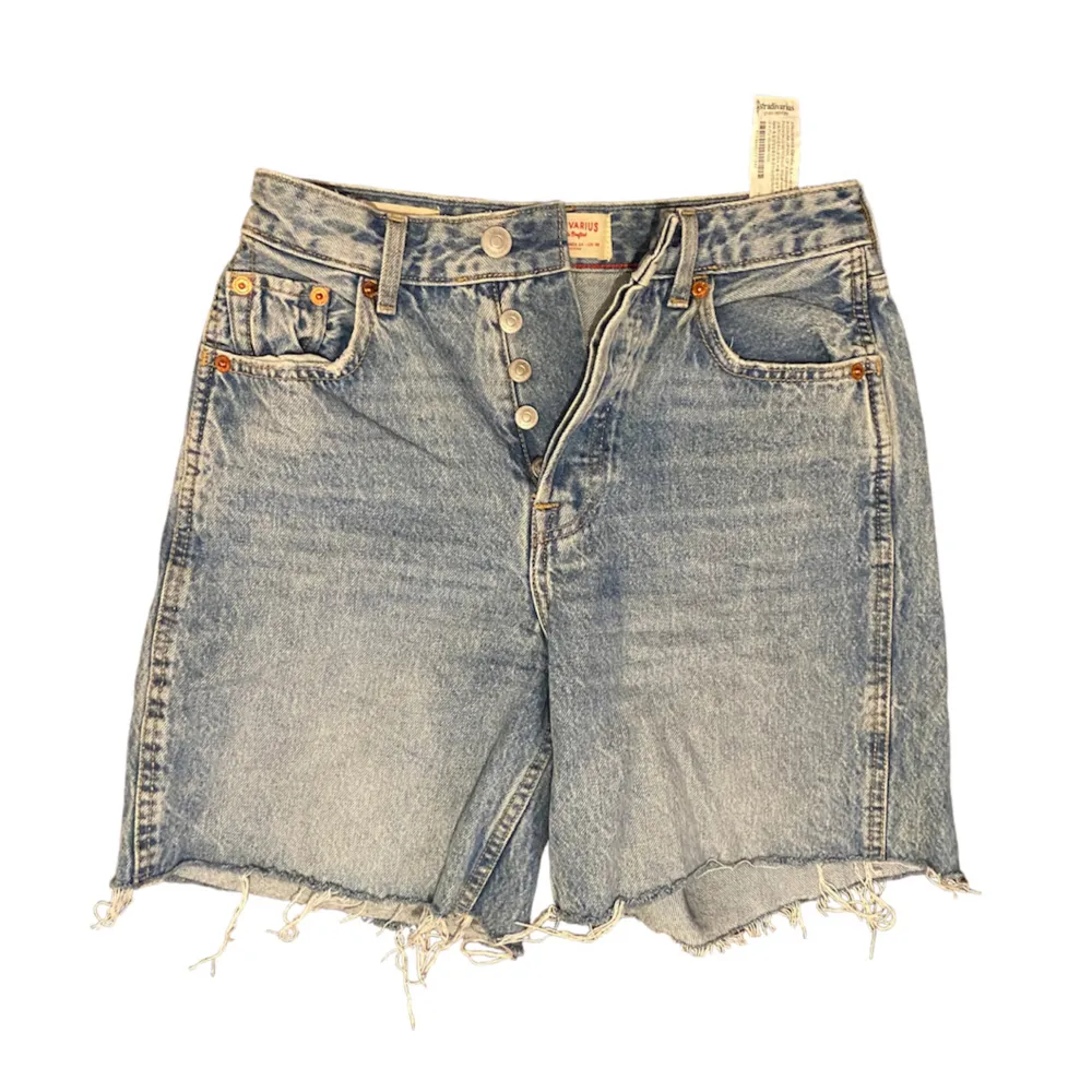 Snygga jeansshorts liknande Levis perfekta till sommaren! Skriv privat vid intresse eller frågor💞💞. Shorts.