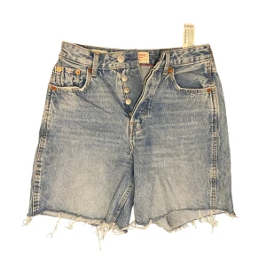 Jeansshorts - Snygga jeansshorts liknande Levis perfekta till sommaren! Skriv privat vid intresse eller frågor💞💞