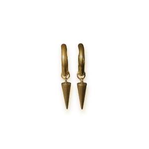 Nu finns de populära nit örhängena i guld! Örhängena är i rostfritt stål och perfekt till vardag eller festligheter!