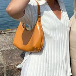 Brun/orange väska från Gina tricot 