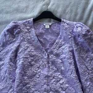 Underbar tröja från Monki i XS - Så fin tröja från Monki i en underbar lila färg. Sitter som en smäck! Passar till fest, middag, jobb. Använd en gång. 