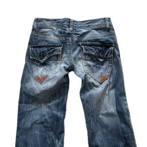 Low waist bootcut jeans med så snygga fickor! Långa och med cool wash och detaljer. Hör av vid frågor!💗 möts gärna upp i Stockholm, annars tillkommer frakt☀️🤍