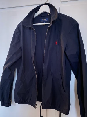 Ralph Lauren jacka  - Säljer en Ralph Lauren Bayport jacka i storlek S. Använd ett par gånger med i fint skick. 