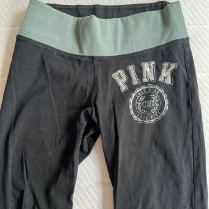 Yogapants från Pink - Svarta yogapants med blå/grön kant i midjan. Byxorna är från märket Pink (victoria secret). Supersköna och långa!