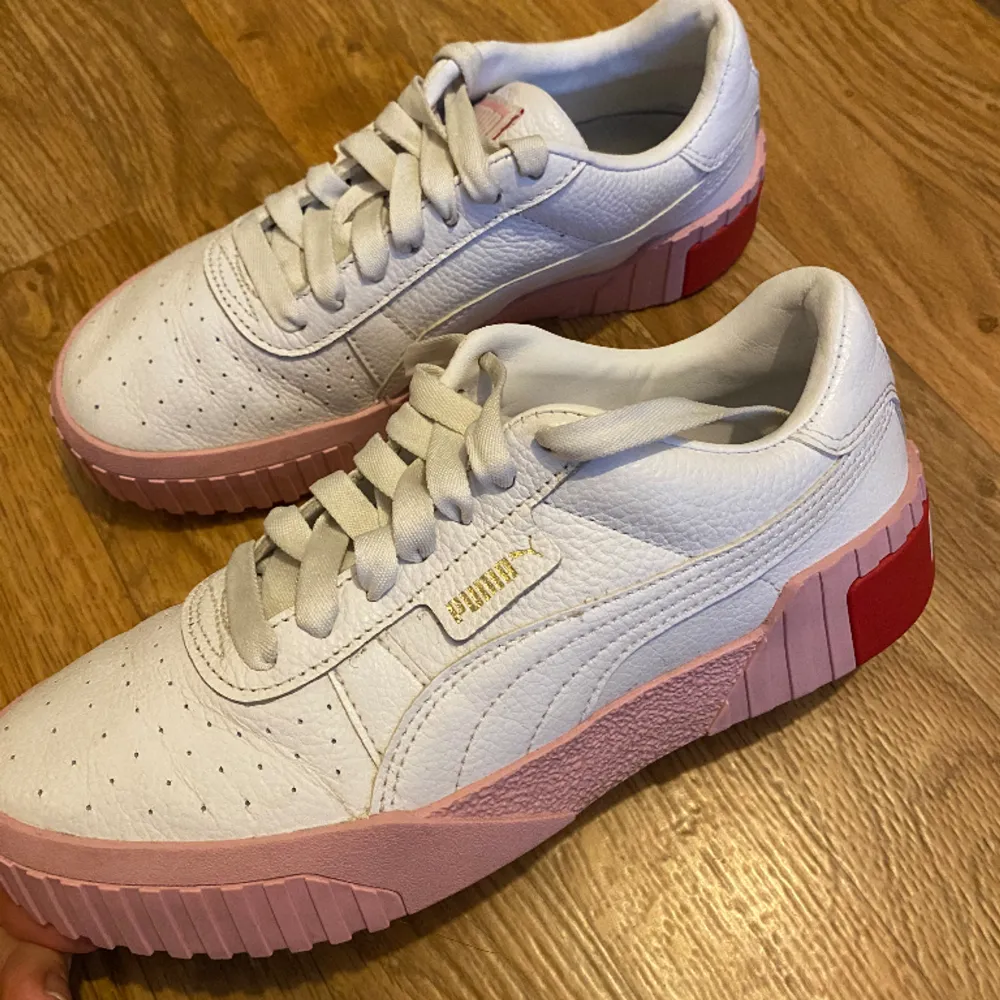 Vita Puma sneakers med detaljer i rosa, rött och guld. Storlek 38 men mer som en 36/37. Använda ett fåtal gånger, inga märken.. Skor.