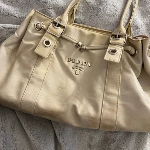 Väska  - Lite slitage på under sidan av väskan men annars bra skick! 