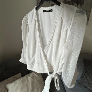 Somrig blus ✨✨✨ - Jättefin vit somrig omlottblus från bikbok. 