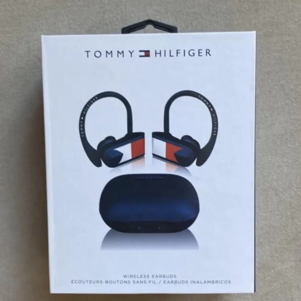 Nya, inte använda!  Inköpt för 999kr Tommy Hilfiger original. Accessoarer.