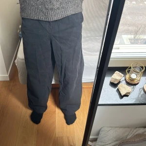 Weekday jeans - Knappt använda, dom är i super bra skick. Lite för smala i midjan för mig annars hade jag haft kvar dom.