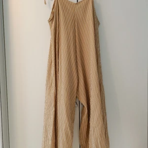 Randig byxdress med vida ben - Använd fåtal gånger. Luftig och skön. Typ one-size men bäst för S-liten L.