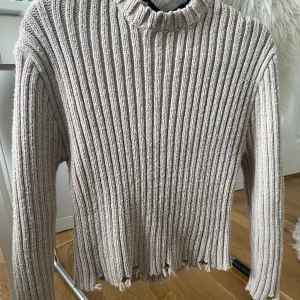 Ribbad tröja med revor  - Snygg tröja med slitningar i kanterna. Aldrig använd helt ny! 