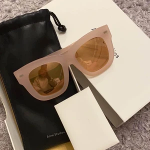 Acne solglasögon  - Hej, säljer mina sjukt snygga acne solglasögon. Som är i topp skick knappt använda! Nypris 3 300kr.