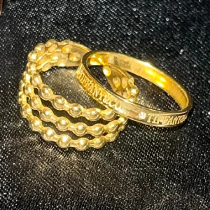 Nya ringar i rostfritt stål 😍 - Den smala ringen är i Stl 19 ca och den andra är justerbar 15-20 i Stl skulle jag säga 😍✨ båda är helt nya och oanvända ☺️