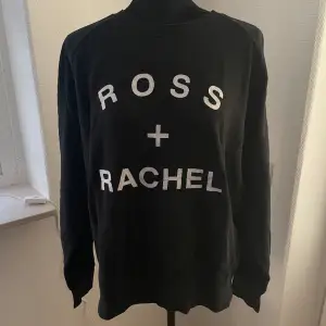 Sweatshirt tröja i strl L Svart med text från vänner/friends Ross+Rachel Lite tvättblekt 