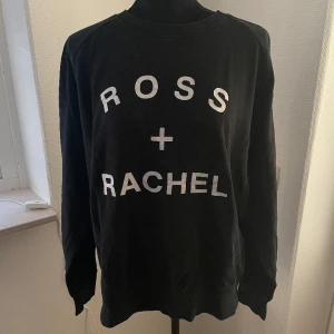 Tröja strl L Ross + Rachel - Sweatshirt tröja i strl L Svart med text från vänner/friends Ross+Rachel Lite tvättblekt 