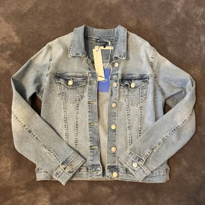 Jeansjacka  - Superfina jeansjacka perfekt till sommaren. Säljer då den inte kommer till andvändning. Köpt på sellpy och lappen finns kvar. Storlek M men skulle säga att den sitter som storlek S