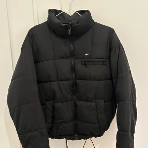 Pufferjacka - Dun/pufferjacka från Urban Outfitters i storlek S, men passar bra till de som vanligtvis bär M i jackor! Den är begagnad, men i mycket bra skick!