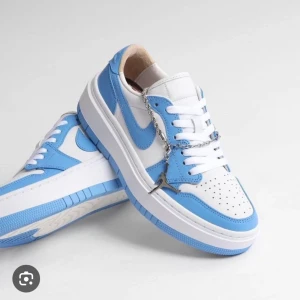 Air Jordan 1 Elevate Low University Blue - Säljer min blåa air jotrdan 1. Använts 2 gånger så är i fint skick. Hör av er vid frågor eller vid intresse. 
