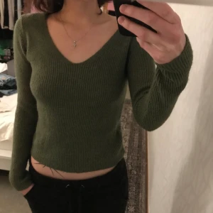 Stickad tröja - Stickad långärmad tight tröja i mörkgrön. Storlek small, superfint skick! Köpare står för frakt❤️