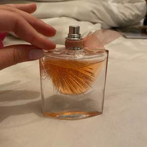 Säljer denna näst intill oanvända parfymen ifrån Lancôme, den är limited edition men luktar som den vanliga! Locket är tyvärr borta men den paketeras bra så den inte läcker under frakten 💗